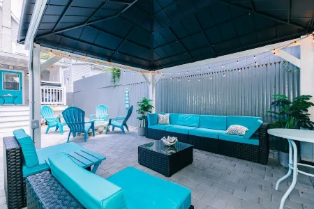 3-BR house walk to beach, shopping, bars, NYC train. 6-beach passes & 4-bikes. Отели рядом с достопримечательностью «Long Branch Beach»