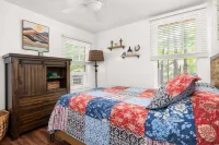 The Pink Lady of The Lake: A charming Glenn cabin!