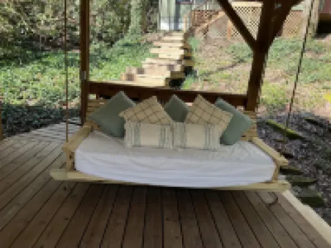 5 minutes to Helen center, hot tub, on creek with waterfall’