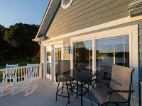 Lakefront w/ private dock, hot tub, game room, boat house hangout Hotéis em Fallstown