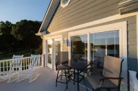 Lakefront w/ private dock, hot tub, game room, boat house hangout