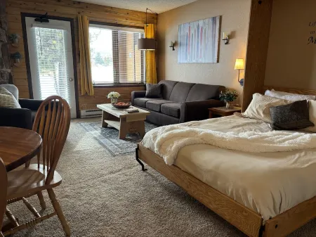 Pool~Hot Tubs~Views~Sleeps 4~Studio~Free WiFi~Near RMNP & Winter Park! 18