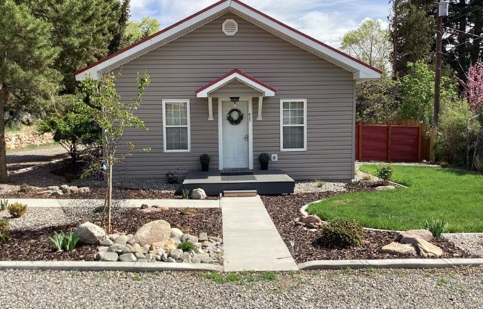 Fully renovated cozy home in the heart of Salmon! No cleaning fees!