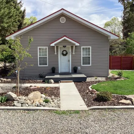 Fully renovated cozy home in the heart of Salmon! No cleaning fees!