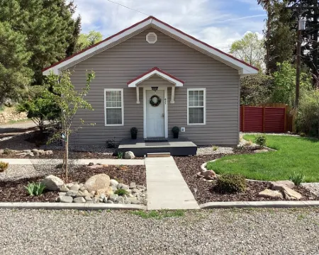 Fully renovated cozy home in the heart of Salmon! No cleaning fees! Hotels in Lemhi County