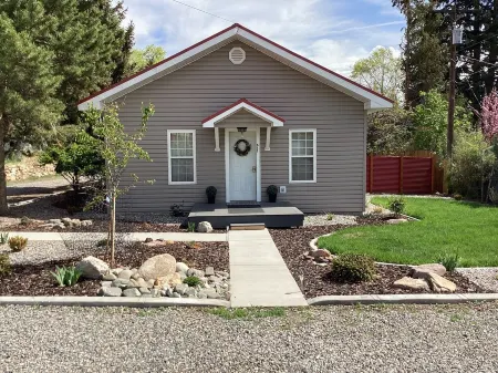 Fully renovated cozy home in the heart of Salmon! No cleaning fees!