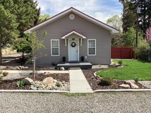 Fully renovated cozy home in the heart of Salmon! No cleaning fees!