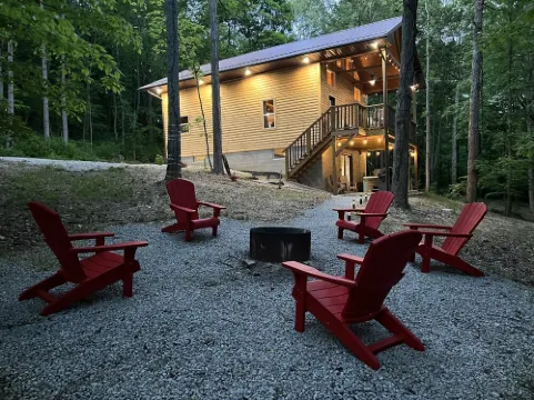 Secluded 3 bedroom Log Cabin Kid Friendly In Logan Ohio in Hocking Hills Hot Tub