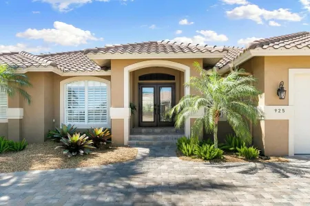 5 Minute Walk to Beach & JW Marriott, Fantastic SW Pool Exposure, Designer Home Отели рядом с достопримечательностью «Парк Каксамбас Бот»