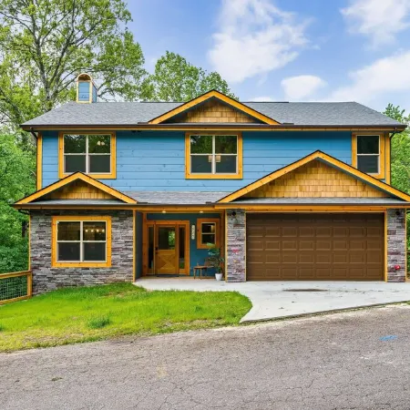 Smokies Private Pool Cabin, Sleeps 14,Theatre & Game Room, Minutes from Parkway!