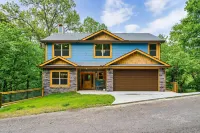 Smokies Private Pool Cabin, Sleeps 14,Theatre & Game Room, Minutes from Parkway! - 4 ดาว