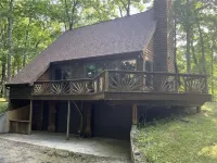 New Minglewood is our Cozy 3-bedroom cabin with WiFi, AC in lovely Irving