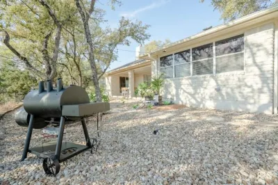 The Hillside Artist's Retreat - Trendy pool, Game room, Artsy design, Kind beds