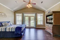 LAKE LIFE right on Lake Hamilton. 5 miles from Oaklawn Racing and Casino