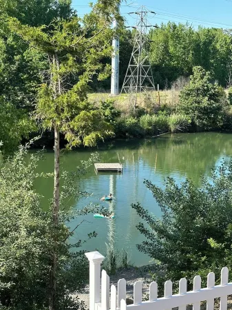 Experience Glamping in style. Private Lake - Pet Friendly!