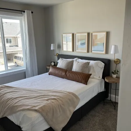 Beautiful Townhouse Retreat walking distance to shakes!