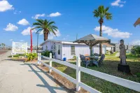 DB 12--Even Keel, 2 BR, 1 Bath Cottage with Kitchenette, Walk to Beach, Dogs OK!