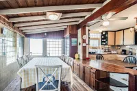 Creek Front Home, Short Walk to the Beach. Beautiful Marsh Views!