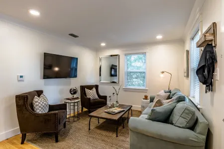 Fairhope Downtown Cottage Sleeps 10  "Walk to Town" Lots of Parking and Garage