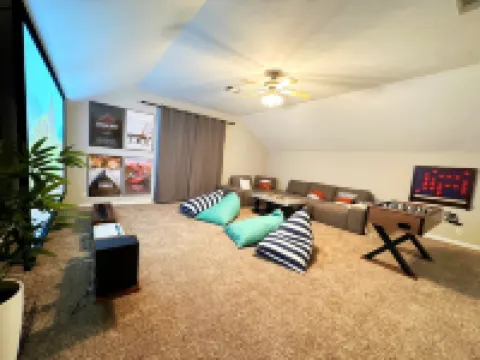 Cozy Home~HotTub~120" LaserTV