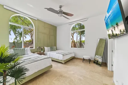 Luxury 7Br, Pool, Games, Beach, 12Min to Airport