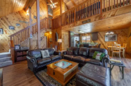 Knotty Pine Family Cabin (Tahoe Donner) - Dogs Welcome!!!