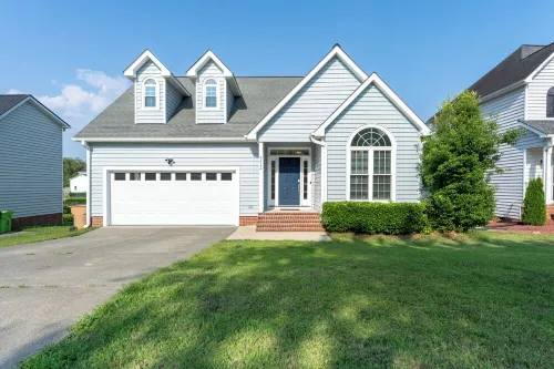Cozy 4-Bedroom Raleigh Retreat. Home Theater. Furnished Deck. 15 Min to Downtown - บังกะโล