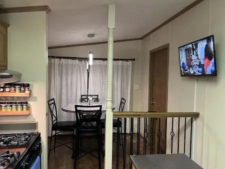 Adorable 3 Bedroom Walking Distance to Stadium & Campus