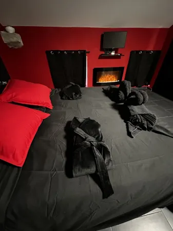 Love Room Avec Jacuzzi Отели в г. Ле Валь-д'Ажоль