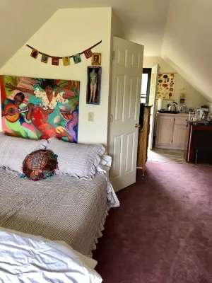 AFFORDABLE Glorified Basecamp -"The Bird House" Отели в г. 