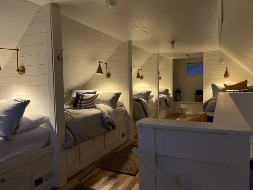 NEW LISTING!! Renovated Carriage House in Downtown Grand Haven BOOKING NOW!!