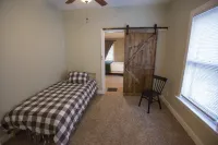 Newly Remodeled Kcmo Bungalow, Near Plaza & Westport in Kansas City