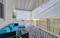 The Artist-cute 2/1 and only 8 minutes to downtown