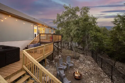 Charming home with hot tub minutes to river & lake!