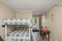 Beautiful 6 bedroom lake house with pontoon available for rent