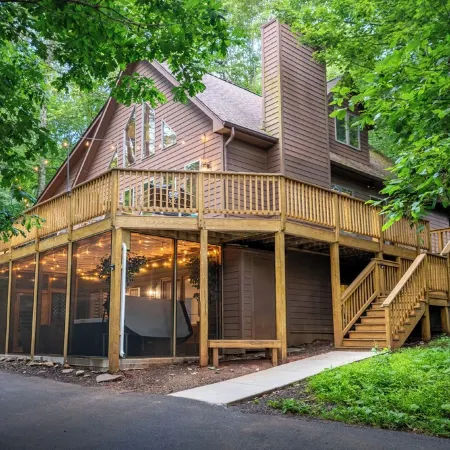 Boutique Chalet - Hiking, Hot Tub, Sauna, Fire Pit, Pizza Oven & Gameroom