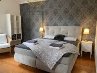 5 minutes from the OUTLET Large XL vacation business city family apartment for 6 guests