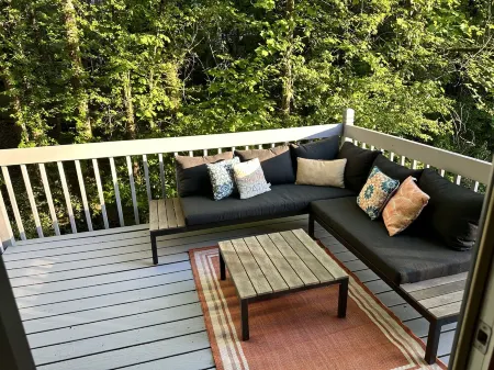 Creek Side Large 1 Bd Basement Apt in Roswell Отели в г. Розуэлл