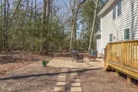 Private Creek Retreat w/ king suite, firepit, kayaks