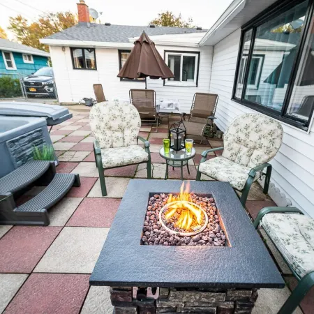 Quiet Suburban Home Minutes from Airport, Niagara Falls + all major attractions.