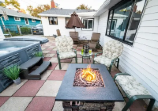 Quiet Suburban Home Minutes from Airport, Niagara Falls + all major attractions.