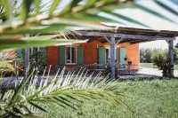 Gîte de Charme Entre Saint Rémy de Provence et Avignon Hotels in Eyragues