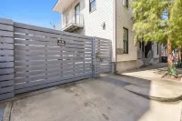 Beautiful Modern NOLA  Condo- Bywater Area. Off Street Gated & Reserved Parking Hotels in 