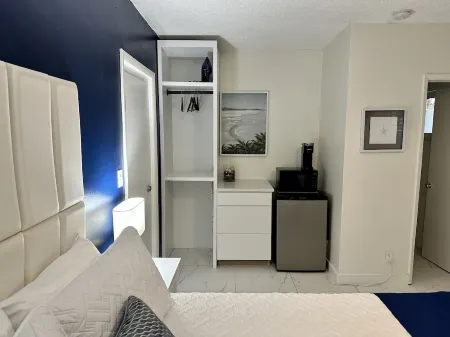 Sapphire by the Sea - Unit 7 - Queen Studio, heated pool, walk to the , Sleeps 2