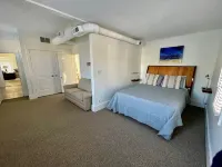 Coastal Dreams -- Roomy 2-Bedroom Apartment Nestled in Downtown Saugatuck