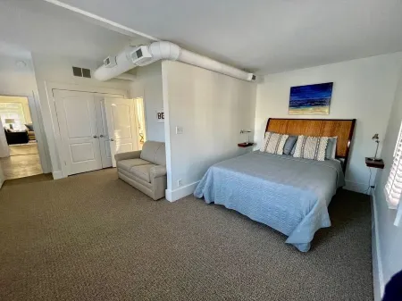 Coastal Dreams -- Roomy 2-Bedroom Apartment Nestled in Downtown Saugatuck Отели в г. Сотак