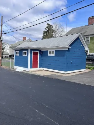 Charming single family Cottage w fenced in yard, pet friendly, fenced yard Hotels in Lincoln