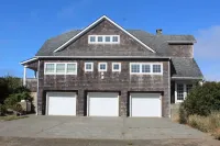 Beach Front, Cape Cod Coastal Story Book Home, 10 minutes from Westport Hotels near Brady's Oysters