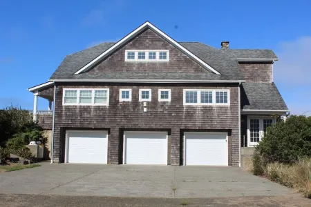 Beach Front, Cape Cod Coastal Story Book Home, 10 minutes from Westport Отели рядом с достопримечательностью «Брадис Ойстерс»