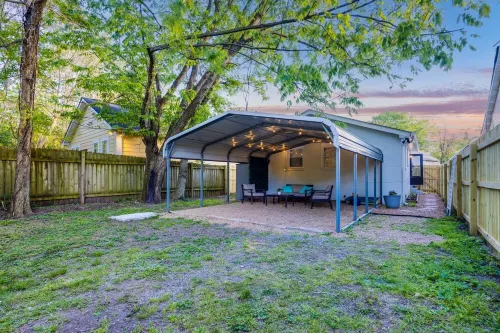 Cottage 2 mi to Broadway: King Bed, Fenced Yard